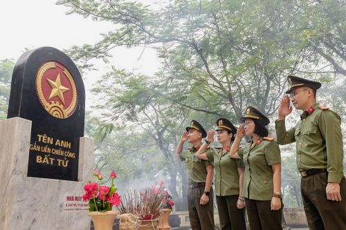 Tên anh gắn liền với chiến công bất tử