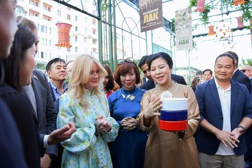 Những món quà văn hóa đặc biệt từ Việt Nam - Miền Nhiệt đới tới bạn bè nước Nga