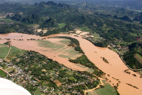 Cận cảnh cơn lũ lịch sử ở miền tây Nghệ An