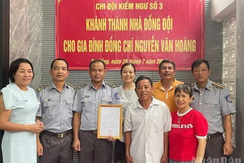 Chi đội Kiểm ngư số 3 bàn giao 'Nhà đồng đội' tặng nhân viên có hoàn cảnh khó khăn
