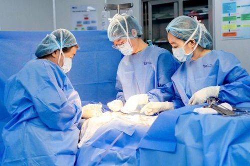 Tự dùng hormone chuyển giới thành nam, bệnh nhân gặp biến chứng nguy hiểm