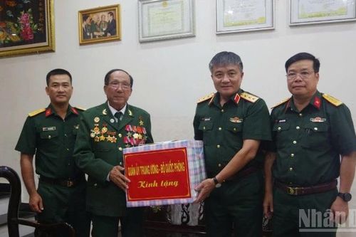 Thượng tướng Nguyễn Văn Hiền thăm, tặng quà các gia đình chính sách tại Quảng Trị