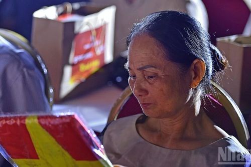 Nghẹn ngào giây phút 78 bức di ảnh liệt sĩ được trao về gia đình