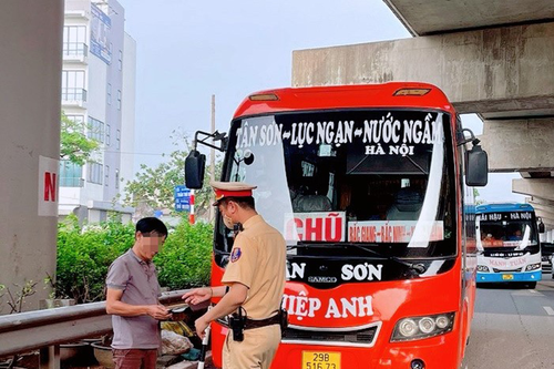 Hà Nội: Nhiều tài xế bị xử lý vì dừng đỗ, đón trả khách không đúng nơi quy định