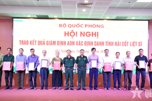 Bộ Quốc phòng trao kết quả giám định ADN xác định danh tính hài cốt liệt sĩ