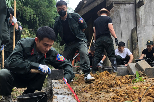 Trung đoàn Cảnh sát cơ động Đông Bắc hỗ trợ nhân dân miền núi xóa nhà tạm, nhà dột nát