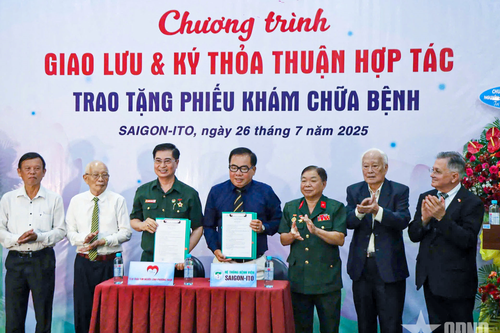 Trao phiếu khám, chữa bệnh tặng thương binh, bệnh binh, gia đình người có công với cách mạng