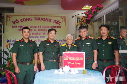 Thượng tướng Nguyễn Văn Hiền thăm, tặng quà các gia đình chính sách tại tỉnh Quảng Trị