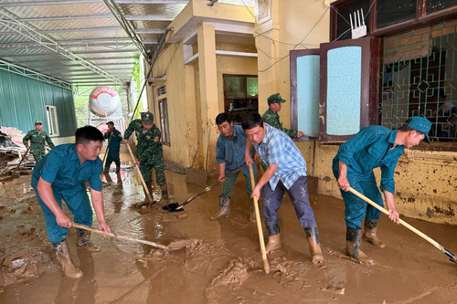 Nhân dân vùng cao tỉnh Nghệ An hỗ trợ khắc phục hậu quả lũ lụt
