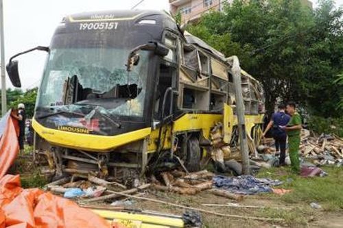 Tai nạn kinh hoàng trên QL1A khiến 10 người tử vong, 15 người bị thương