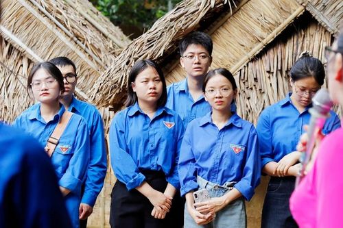 'Có những khoảnh khắc khiến trái tim người trẻ lặng đi…'