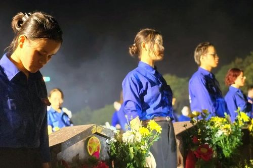 Sinh viên Thủ đô vượt mưa tri ân anh hùng liệt sĩ tại Nghĩa trang liệt sĩ thành phố