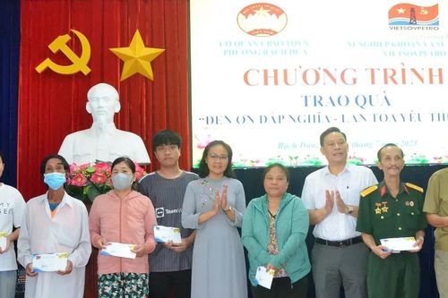 Tặng quà tri ân thương binh, người có công
