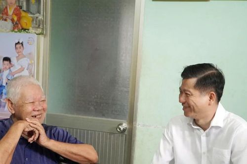 Phó Chủ tịch HĐND TPHCM Trần Văn Tuấn thăm người có công ở xã Long Điền và Long Hải