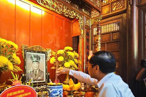 Phó Thủ tướng Bùi Thanh Sơn dâng hương tưởng niệm Đại tướng Lê Đức Anh