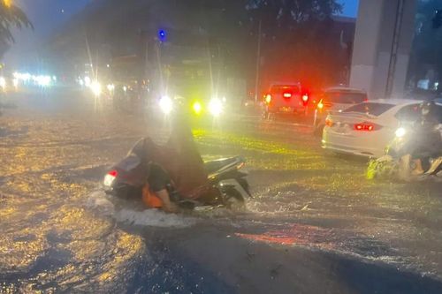 Hà Nội mưa như trút nước hơn 2 giờ, nhiều tuyến phố ngập sâu