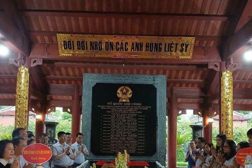 Dòng người đổ về 'địa chỉ đỏ' Truông Bồn tri ân dịp 27/7