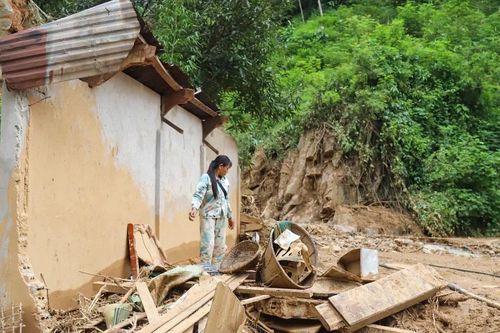 Xã biên giới Nghệ An bị cô lập, tan hoang sau lũ quét