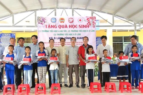 Trao 400 phần quà cho học sinh Khmer có hoàn cảnh khó khăn ở An Giang