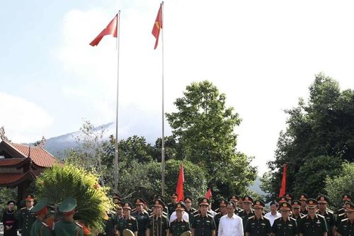 Bộ trưởng Phan Văn Giang dâng hương tưởng niệm, tặng quà tri ân tại Thái Nguyên