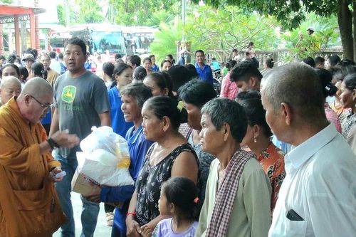 Trao 500 phần quà cho bà con và học sinh Khmer ở An Giang