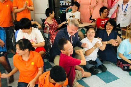 Đại sứ Karl Van Den Bossche thăm và tặng quà cho nạn nhân chất độc da cam tại TP. Hồ Chí Minh