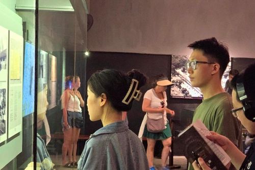 Tháng 7 tri ân tới thăm nhà tù Hỏa Lò: Xúc động trước ý chí quật cường của cha ông