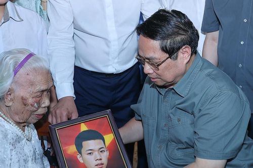 Thủ tướng thăm Mẹ Việt Nam anh hùng, dâng hương tại Thành cổ Quảng Trị và Nghĩa trang Đường 9