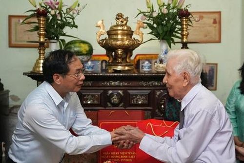 Phó Thủ tướng Chính phủ Bùi Thanh Sơn thăm, tặng quà các gia đình chính sách tại TP Huế