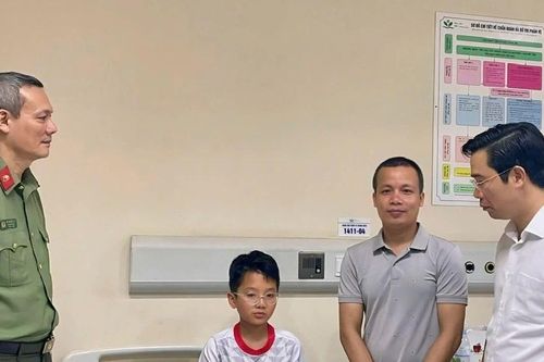 Công an Quảng Ninh nhận đỡ đầu cháu bé sống sót vụ lật tàu trên vịnh Hạ Long