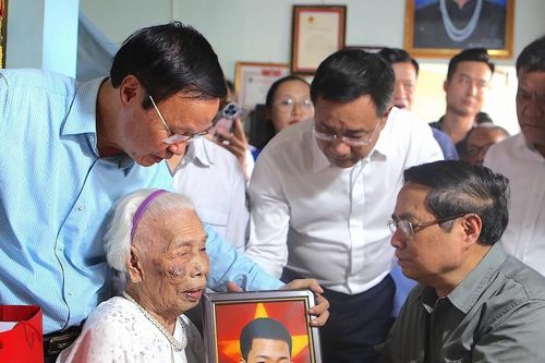 Thủ tướng Phạm Minh Chính thăm hỏi, tặng quà Mẹ Việt Nam Anh hùng ở Quảng Trị