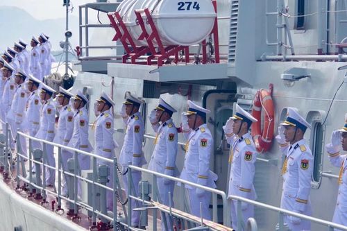Tàu ngầm kilo, tàu mặt nước và Không quân Hải quân luyện tập diễu binh trên biển