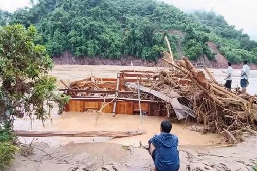 Mưa lũ 'cuốn bay' gần 760 tỷ đồng ở xã biên giới Nghệ An