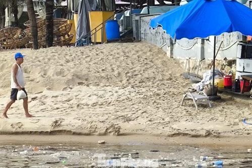 Dòng nước đen ngòm bốc mùi hôi đổ ra biển Đà Nẵng