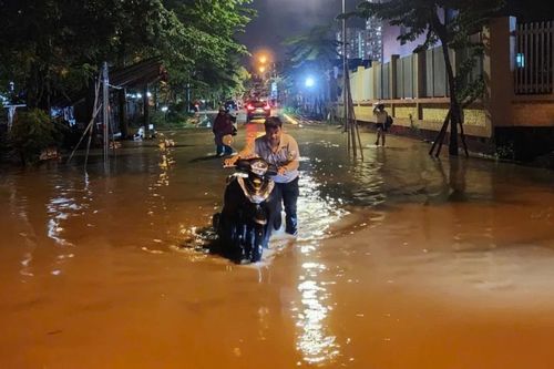 Nhiều khu vực ở Hà Nội bị cô lập sau cơn mưa lớn