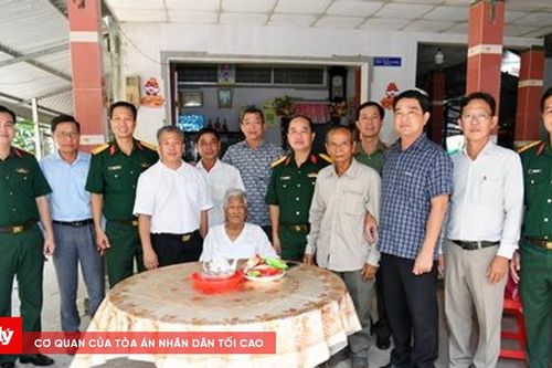Bộ CHQS An Giang thăm, tặng quà các gia đình chính sách