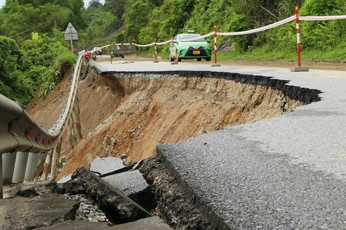 Ám ảnh nước lũ 'xé toang' quốc lộ, nghẹt thở đường lên vùng lũ Tây Nghệ An