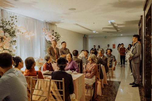 Cô gái Ninh Bình làm lễ đón dâu ở chung cư, em bé hàng xóm níu váy không rời