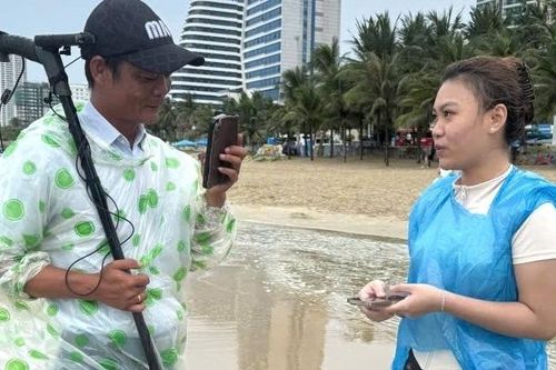 Mất iPhone 14 và 15 lúc tắm biển, du khách vỡ òa khi được tìm giúp dưới lớp cát