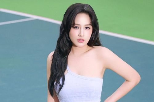 Mai Phương Thúy sexy chơi tennis, NSND Tự Long tâm tư