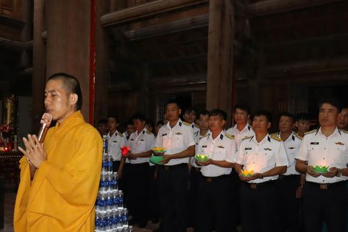 Thả đèn hoa đăng xuống biển tưởng nhớ Anh hùng liệt sĩ Trường Sa