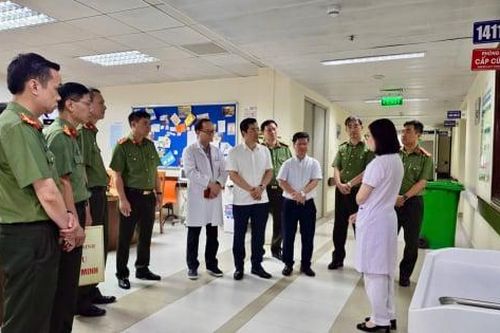 Công an tỉnh Quảng Ninh nhận đỡ đầu nạn nhân sống sót trong vụ lật tàu du lịch trên Vịnh Hạ Long