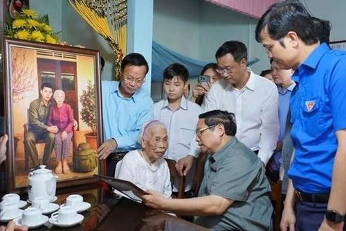 Thủ tướng Chính phủ và Phó Thủ tướng thăm, tặng quà các gia đình chính sách tại Quảng Trị và TP Huế