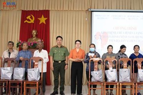 Bộ Công an khám bệnh, phát thuốc và tặng quà cho các gia đình chính sách tại Tây Ninh