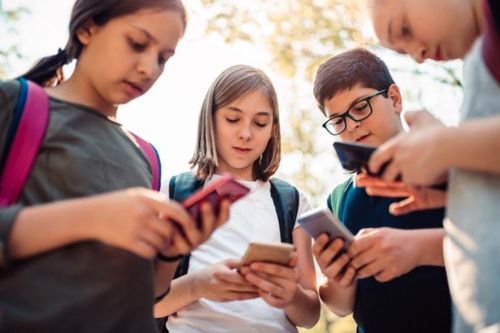 Nghiên cứu mới cho biết không nên cho trẻ em dưới 13 tuổi sử dụng smartphone