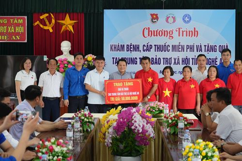 Khám, tư vấn sức khỏe, cấp thuốc miễn phí và tặng quà cho 204 đối tượng được bảo trợ xã hội