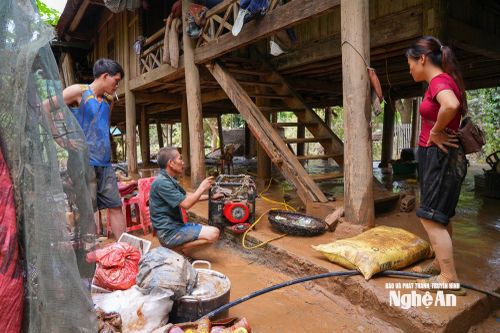 Tiếp cận, hỗ trợ người dân bản Lau ở Tương Dương sau những ngày bị chia cắt do lũ