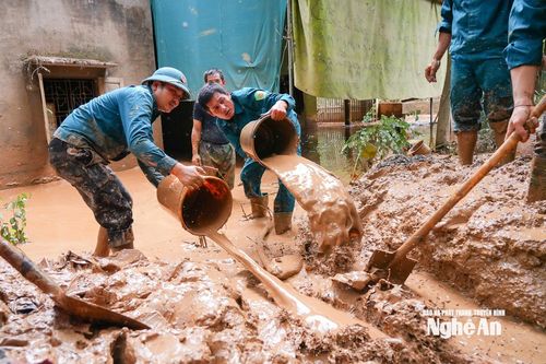 Bộ đội giúp người dân Tương Dương dọn bùn non, rác để trở lại nhà sau lũ lụt