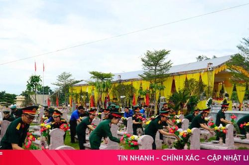 Hơn 7.000 bông hoa sen dâng lên mộ liệt sĩ