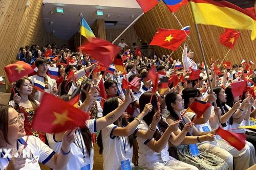 Kiều bào trẻ viết tiếp câu chuyện hòa bình bằng tri thức và tình yêu Tổ quốc